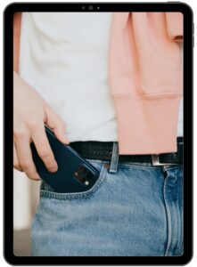 Frau mit Pocket Guide für den Start ins Wochenbett im Krankenhaus